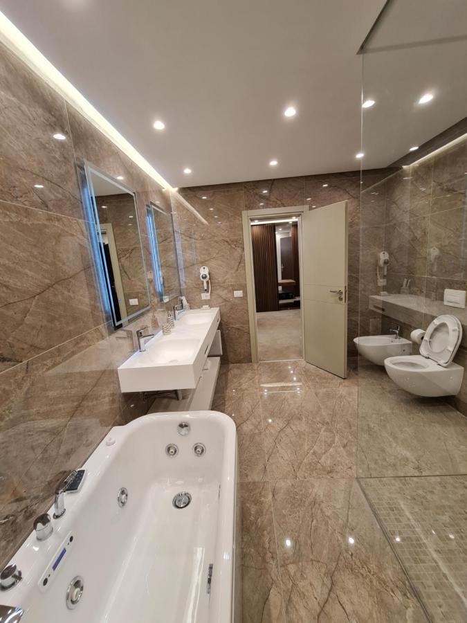 Hotel Aross Vlorë Exteriör bild