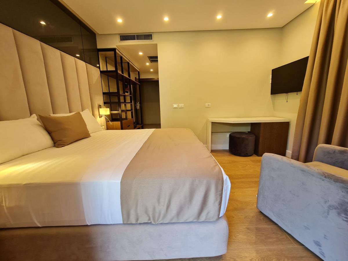 Hotel Aross Vlorë Exteriör bild
