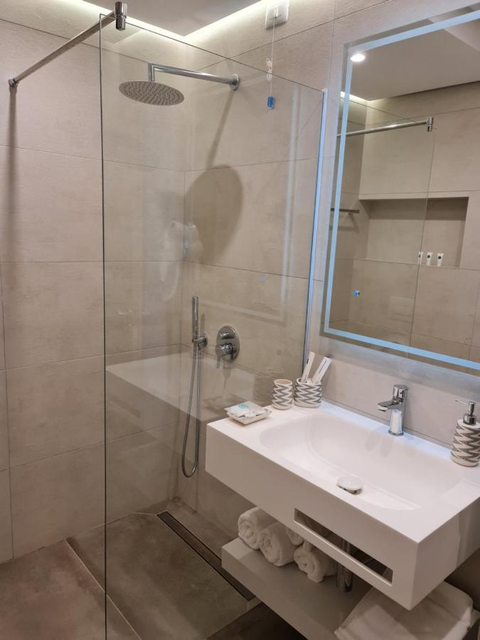 Hotel Aross Vlorë Exteriör bild