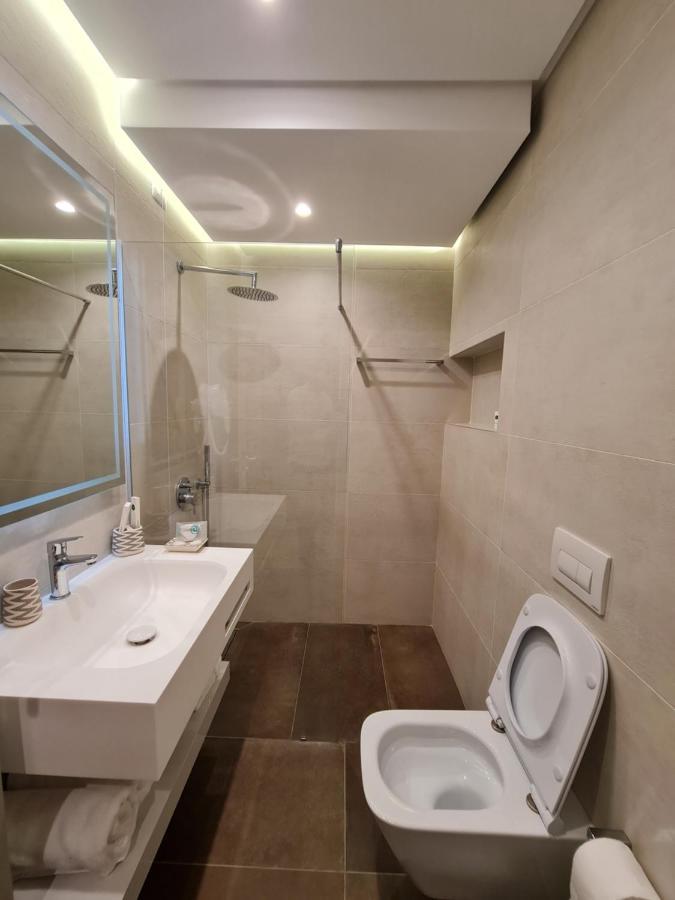 Hotel Aross Vlorë Exteriör bild