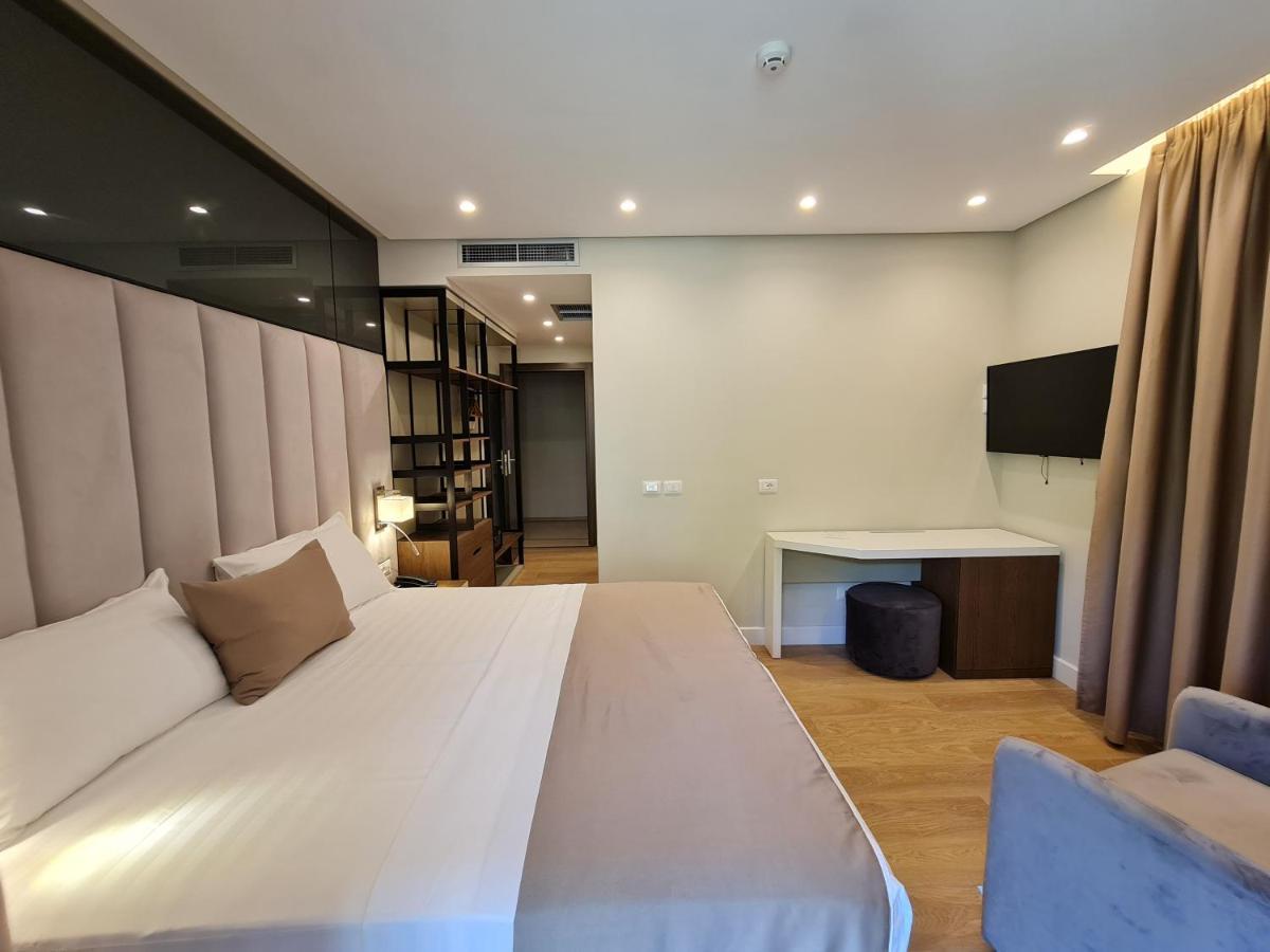 Hotel Aross Vlorë Exteriör bild